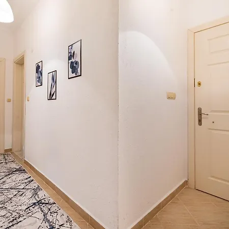 Assos Apart: Havuzlu Sitede Tamami Sizin 2 Oda 1 Salon Daire Apartment